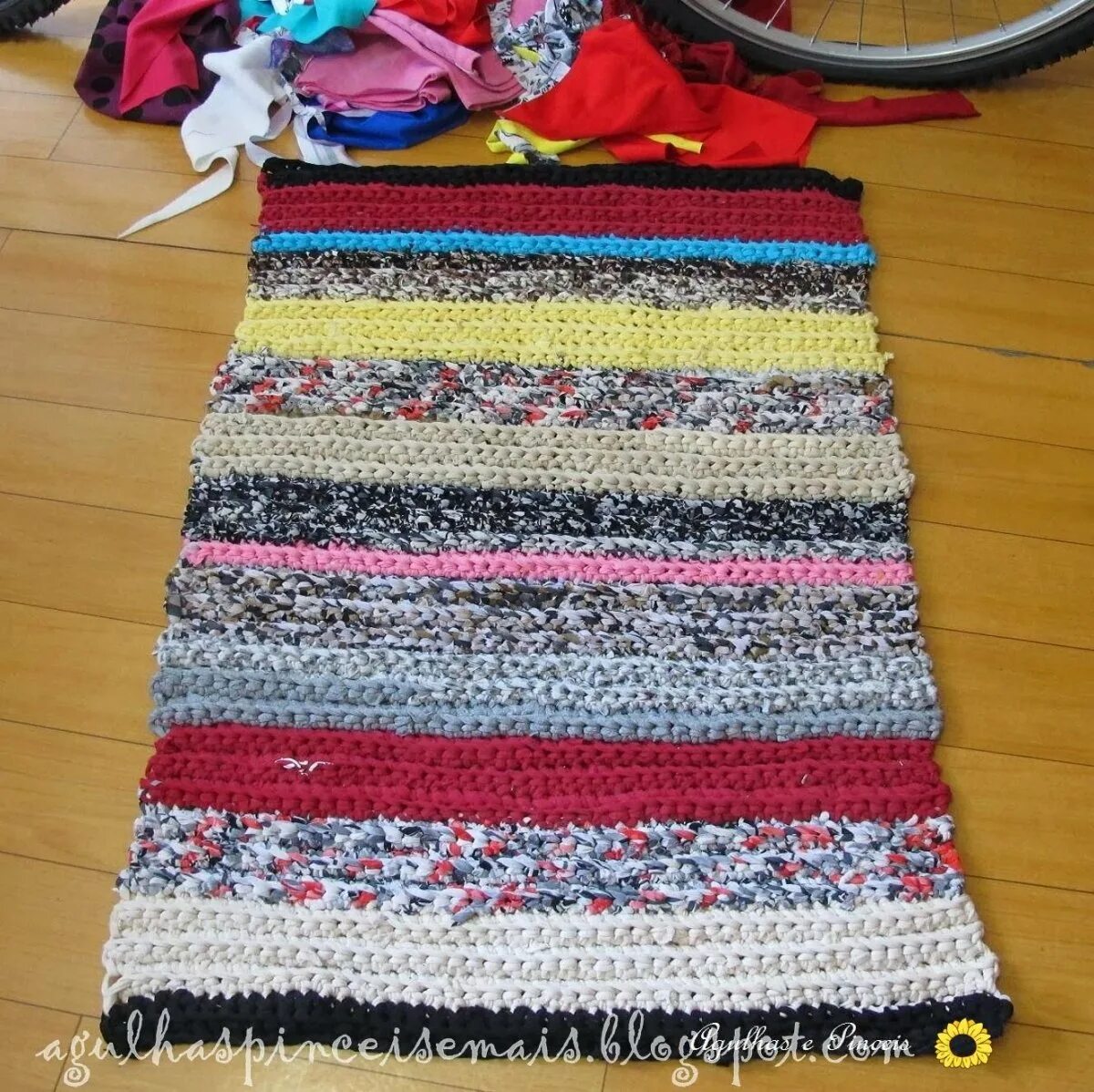 Коврик крючком из тряпок прямоугольной. Вязаные коврики. Коврики из ветоши. Коврики из тряпок. Вязаные прямоугольные коврики.