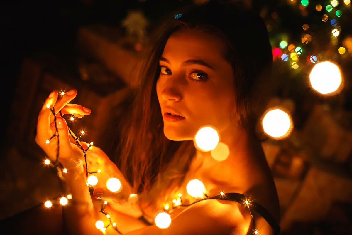 фотосессия с гирляндой. широкова мария андреевна. девушка в гирлянде. фотосессия с гирляндой дома. фотосессия с гирляндой.