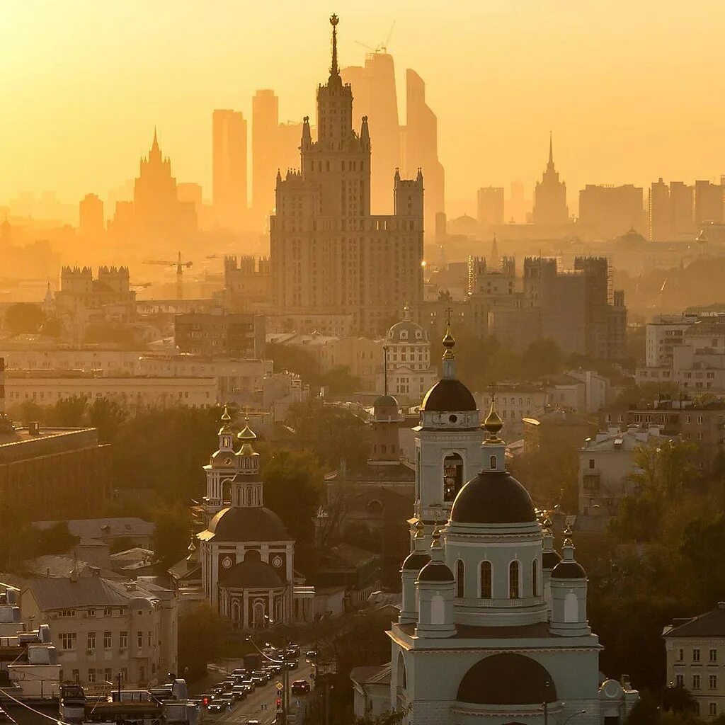 Доброе утро москва. Негрецкулов Валентин. Утро в Москве. Рассвет в Москве. Летнее утро в городе.