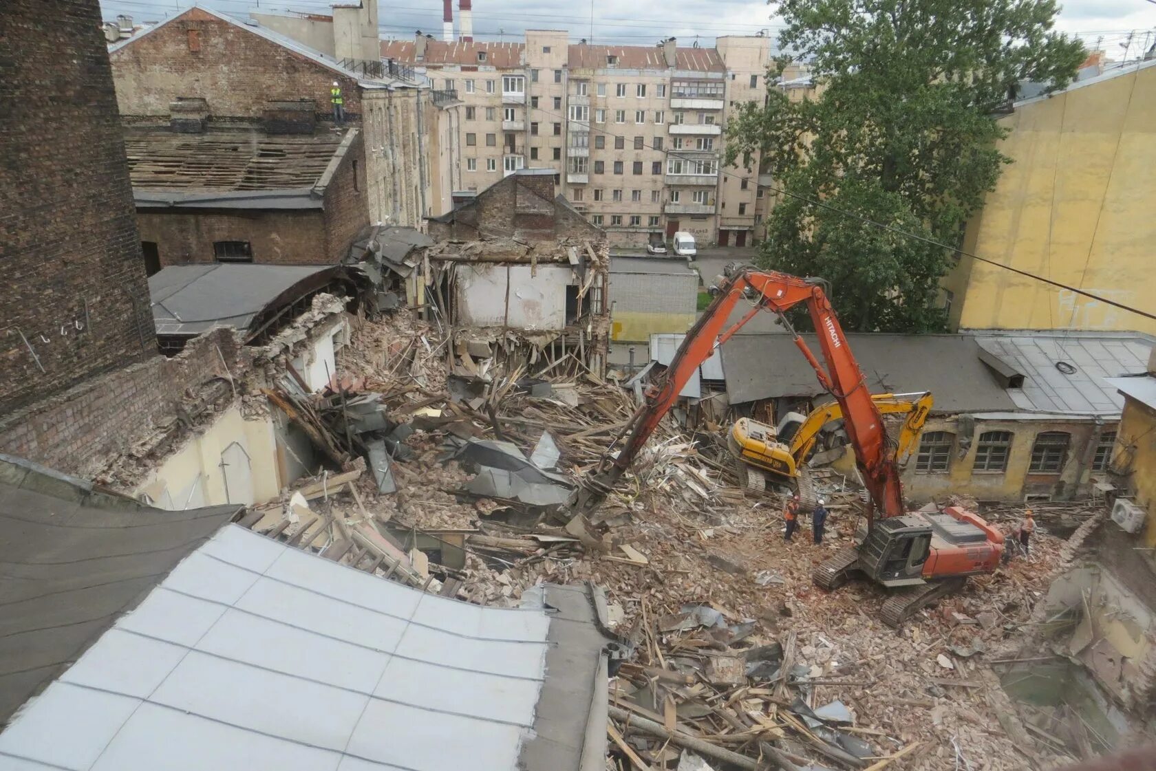 Москва снесли завод. Снос здания белозерская 10. Снос здания в рыбинске. Демонтаж зданий завода. Демонтаж цеха.