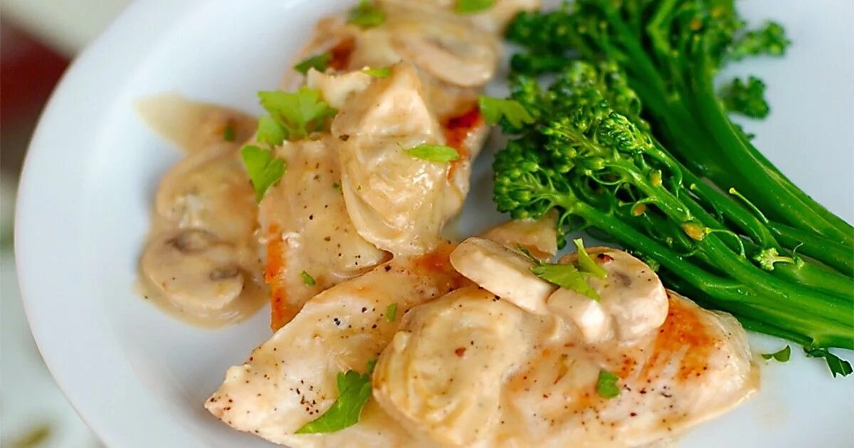 Филе в сметанном соусе. Куриная грудка в сметане на сковороде. Куриная грудка в сметане. Куриное филе сметана сыр на сковороде. Филе индейки на сковороде со сметаной.