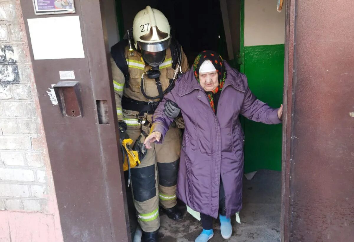 Пожар в квартире. Пожарный МЧС. Пожар в многоквартирном доме. Пожар для детей. Что случилось в дом 4