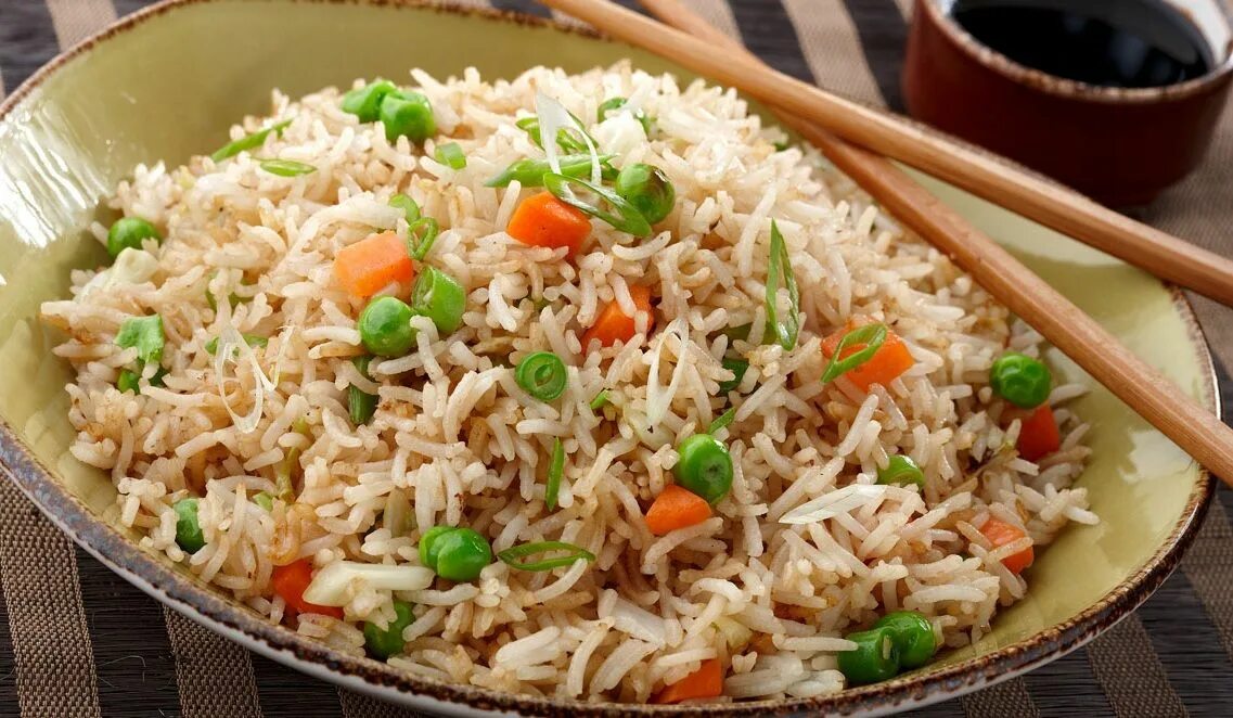 Какой рис в китае. Fried Rice. Китайский рис. Китайские блюда из риса. Китайский жареный рис блюдо.