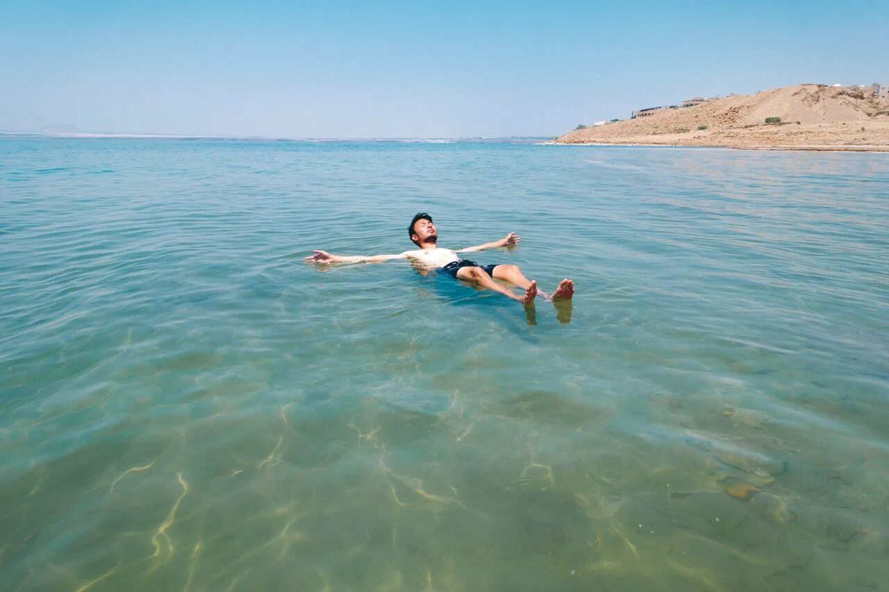 Красное море и Мертвое море. Мертвое море самое соленое море в мире. Мертвое море самое соленое. Мертвое море люди.