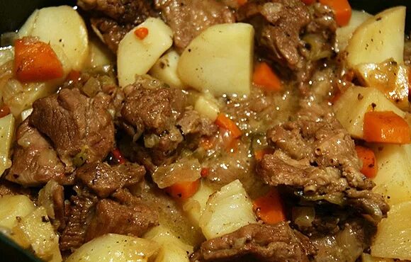 Картошка в мультиварке без мяса. Картошка с мясом в мультиварке. тушёный картофель с мясом в мультиварке. тушение картошки с мясом в мультиварке. мясо с картошкой в соусе в мультиварке.