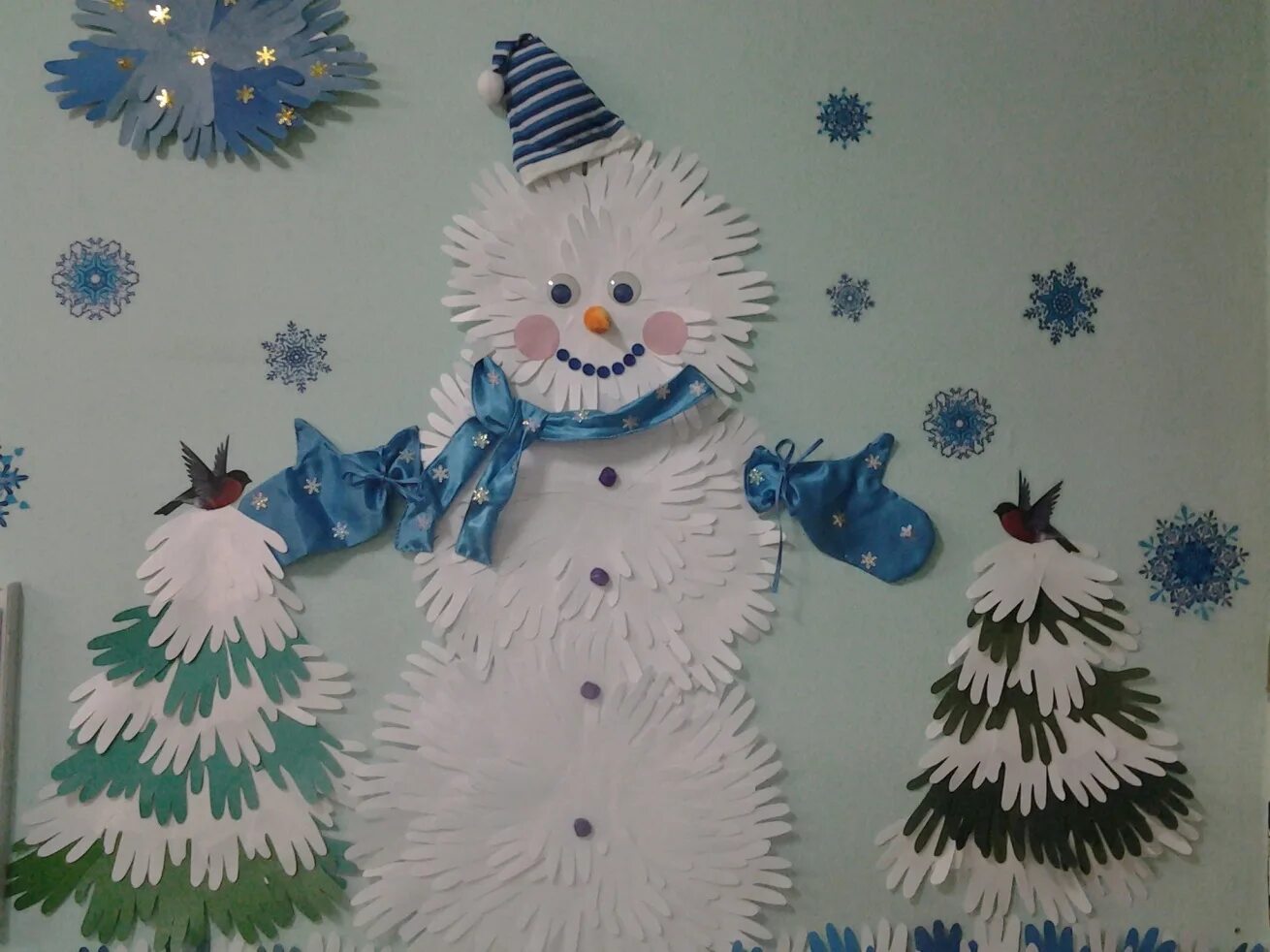 Детские новогодние работы в детском саду. Выставка новогодних поделок. Детские новогодние работы в детском саду. Новогодняя выставка детских работ. Новогодняя поделка в летский скд.