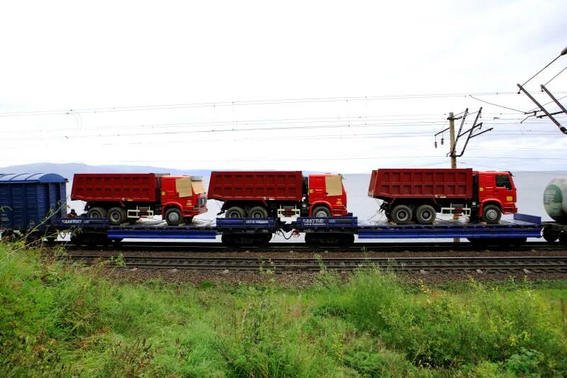 Поезд с негабаритным грузом. Платформа для длинномерных грузов. Платформа для перевозки автомобилей ЖД. Вагон для перевозки техники. Машина на ЖД платформе.