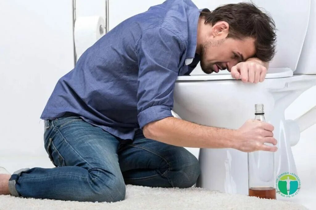 Что делать при алкогольной интоксикации. Признаки помощи при отравлении кофеином ветеринария. Рвота при алкогольном отравлении. Острая алкогольная интоксикация симптомы. Отравление метиловым спиртом симптомы и признаки.