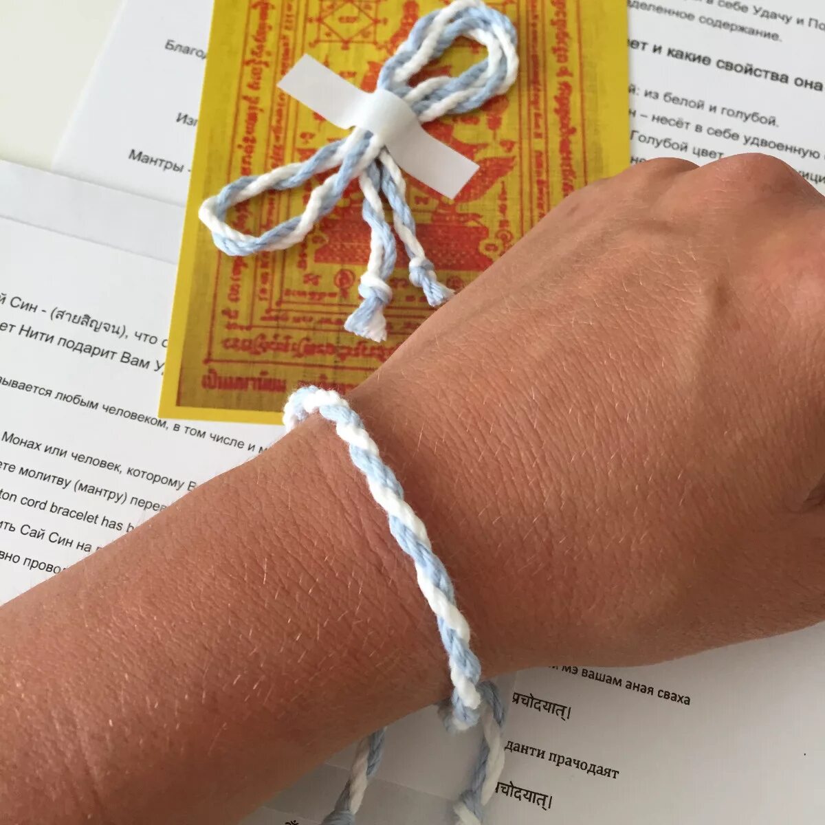 браслет белая нить. красно белый браслет из мулине. браслеты из белых нитей. белый плетеный браслет. браслеты из белых нитей.