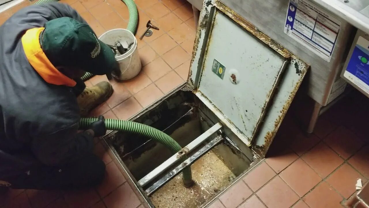 Очистки жироуловителей. Grease Trap Cleaning. Жироуловитель чистка. Прочистка жироуловитель. Чистка жироуловителей.