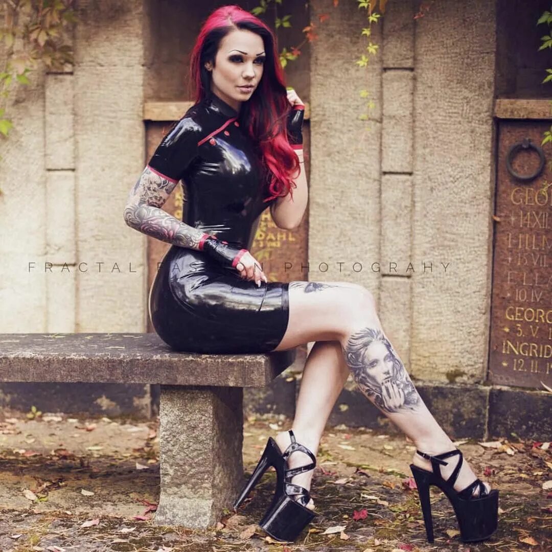 Alex red. Alexandra granberg модель. starfucked mayhem. канадская модель латекс неформалка. starfucked обои.