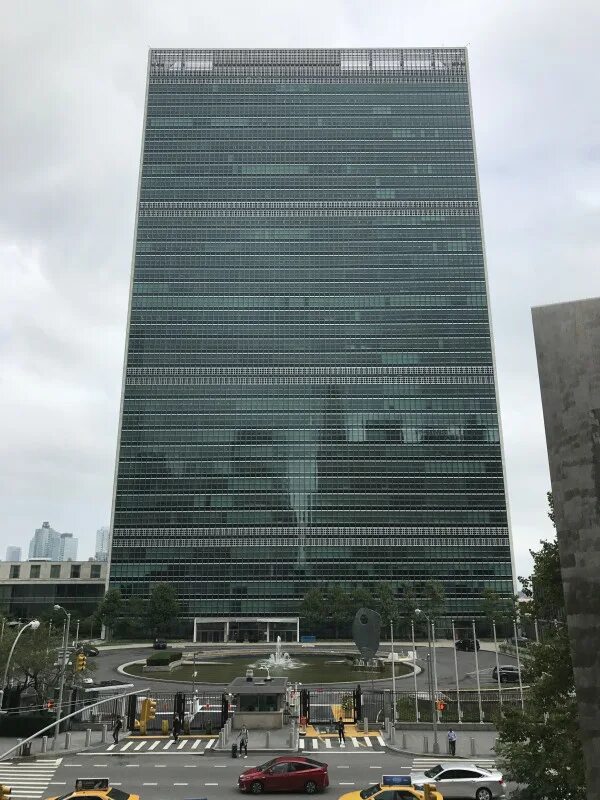 Город штаб оон. Памятник у штаб квартиры ООН. Статуя у штаб квартиры ООН В Нью Йорке. Хаммаршельд Плаза 2 темная башня. Статуя у штаб квартиры ООН 2022.
