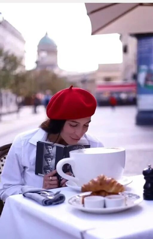 Красивый незнакомец из парижа разрешил попробовать круассан. Красивый незнакомец из парижа разрешил попробовать круассан. Парижский круассан. Красивый незнакомец из парижа разрешил попробовать круассан. Кофе и круассан.