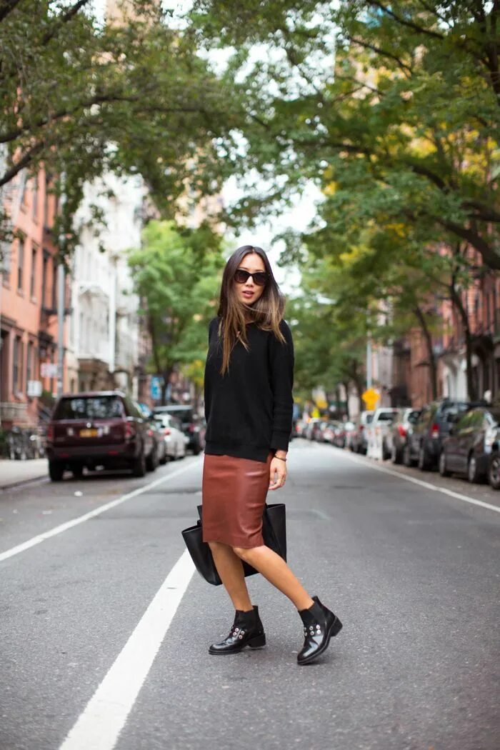 Юбка под ботинки. Street style ботинки челси. ботинки челси street style 2025. ботинки челси зара образ. ботинки челси стритстайл зара.