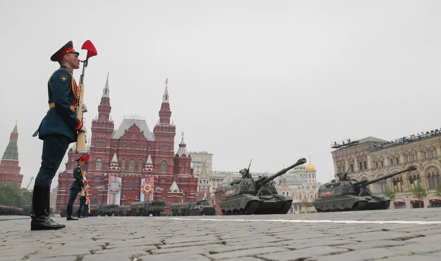 9 май кремль. Парад на красной площади 9 мая. Москва красная площадь день Победы. Кремль парад 9 мая. Красная площадь 9 мая.