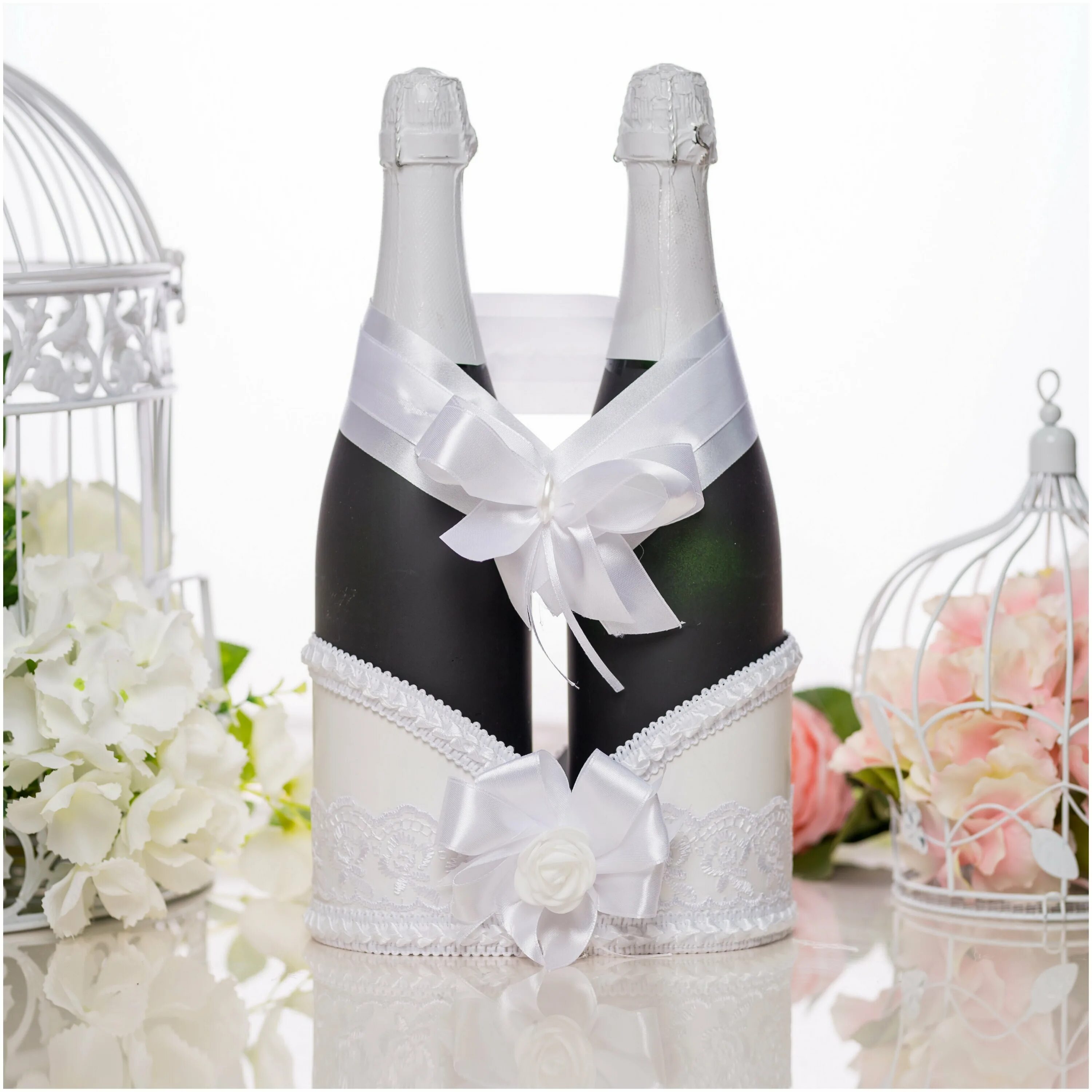 бутылки шампанского на свадьбу. шампанское на свадьбу. украсить шампанское на свадьбу. декор свадебного шампанского. декор свадебных аксессуаров.