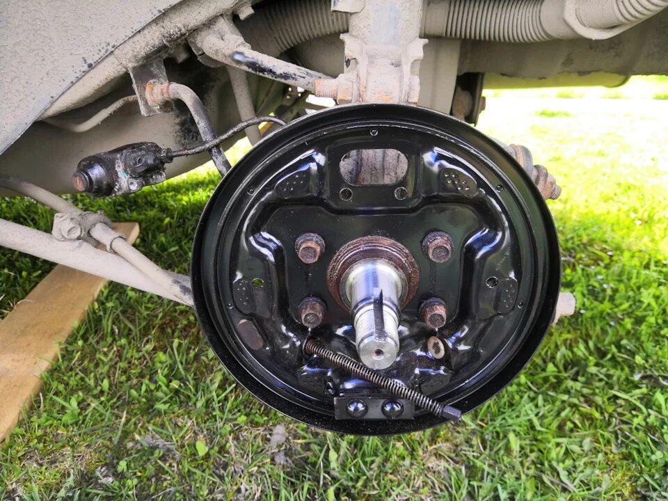 Тормозная система хендай акцент. Hyundai accent задние тормоза. Hyundai accent задние тормоза. Хендай акцент 2008 передний суппорт. Хендай акцент тормоз.