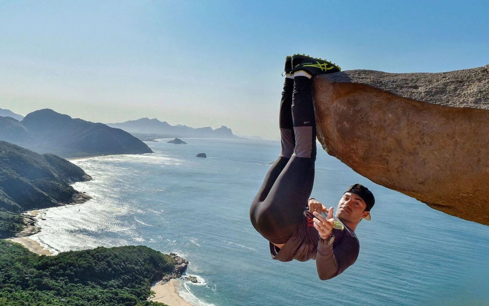 Interesting photo. Педро де Телеграфо. Необычные места для фотосессии. Висит на скале. Экстремальные места.