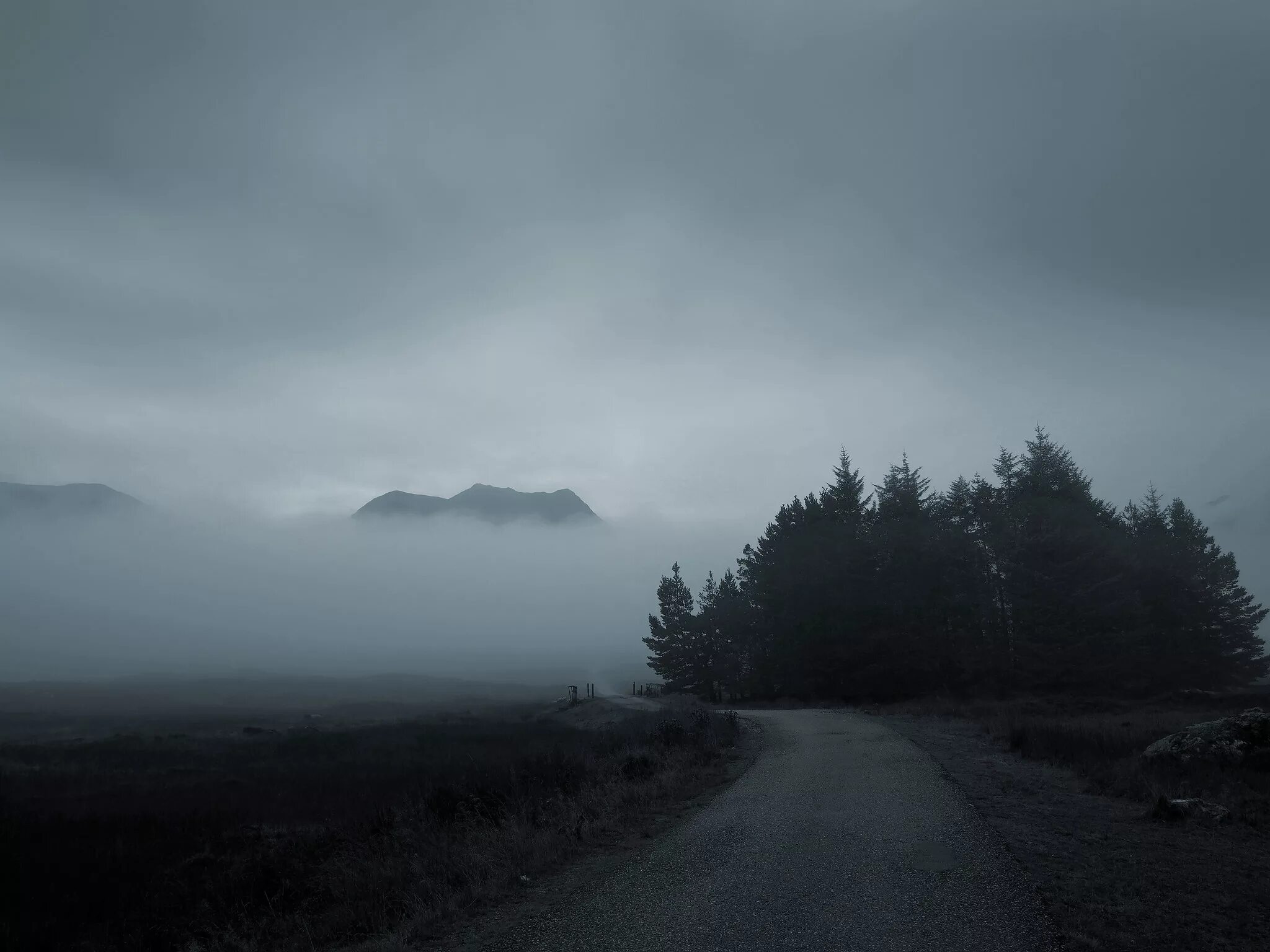 Рокочущий вдали. Туманный лес Таганай. Горы в тумане. Пасмурный пейзаж. Мрачные горы в тумане.