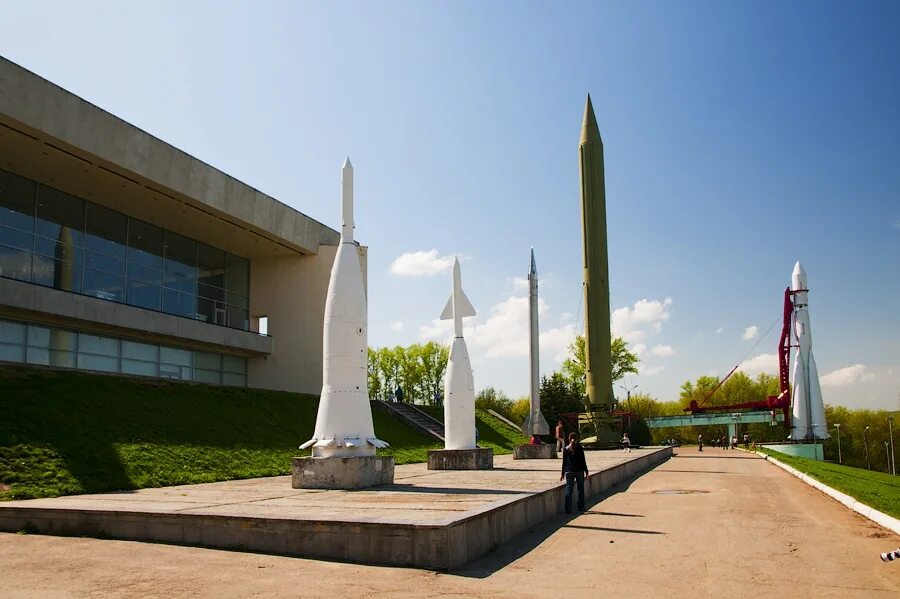 Парк музея космонавтики в Калуге. Парк Циолковского Калуга ракета. АРК музей космонавтики Калуга. Сквер у музея космонавтики в Калуге.