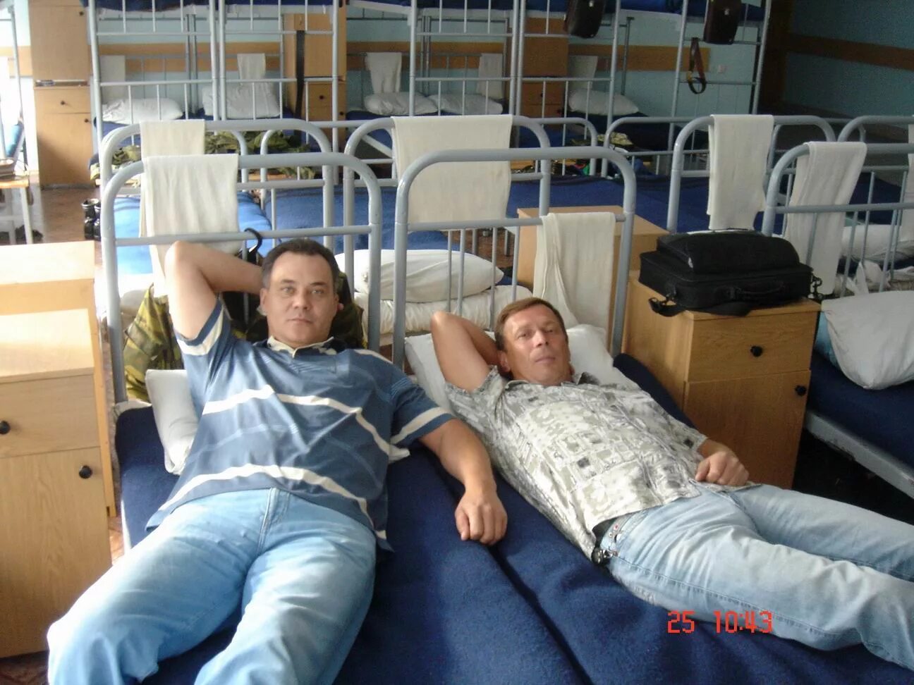 Кровати в армии. Спальное помещение в казарме. Двуярусные кровати в арми. Ночная казарма. Как освободить койки в казарме.