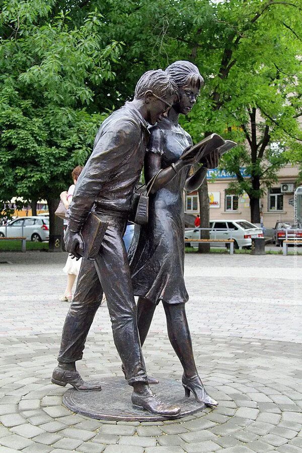 Достопримечательности краснодара шурика. Скульптура известной кинокомедии в краснодаре. Монумент шурик и лидочка краснодар. Ростов на дону памятник шурику. Краснодар памятник шурику.