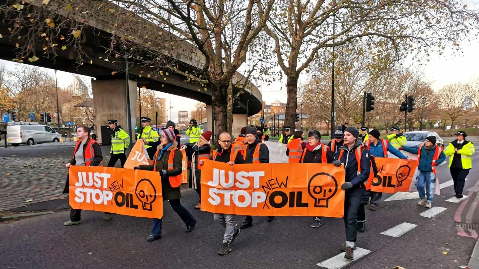 Public order. Just stop Oil. Just stop Oil активисты. Roundabouts in London.