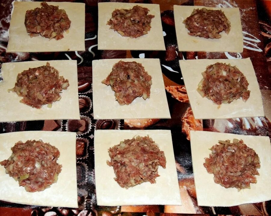 Пошаговый фото рецепт мясо. Слоеное тесто и фарш. Самса из слоеного теста с фаршем. Фарш в тесте. Теста с фаршем в духовке.