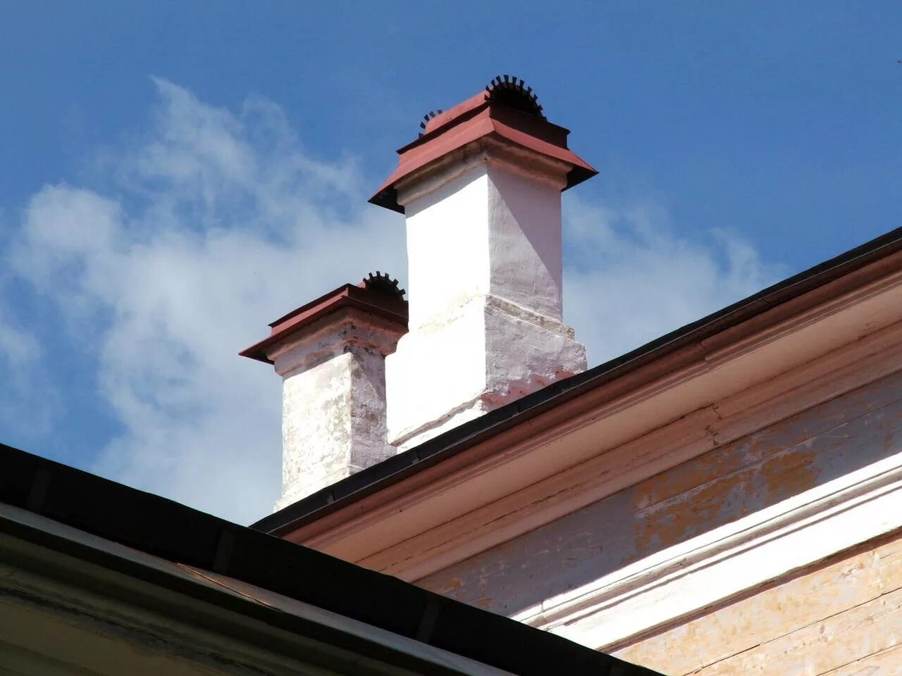 Беленая труба. Беленая труба. Хризотилцементные трубы бт 200-5000. Карниз для штор белое золото. Кирпичная беленая труба.