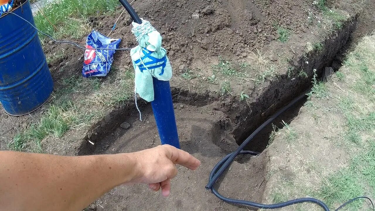 Завести воду скважина. ПНД труба 2" для скважин на воду. Ввод водопроводной трубы ПНД 32 В колодец. Летний водопровод на даче из скважины. ПНД труба от скважины в дом.