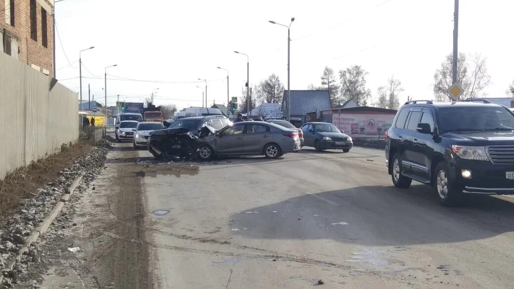 Происшествие дтп чп сегодня. Авария на Красноярском тракте Омск. Красноярский тракт авария Омск. Авария в Красноярке Омск. Омск Красноярский тракт авария 11.12.2022.