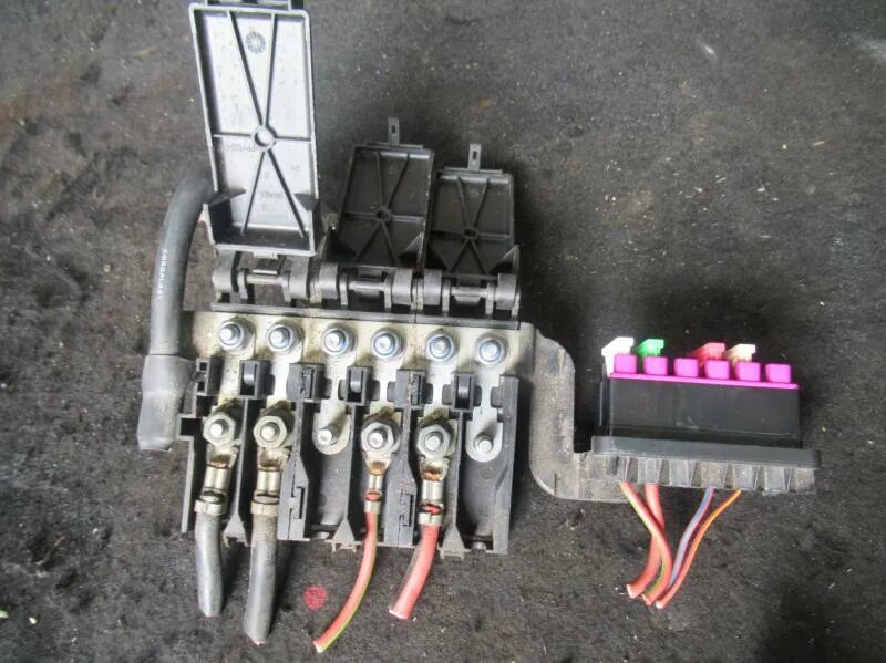 монтажный блок реле поло седан. блок предохранителей на аккумулятор поло. Vw polo 6n2 подстаканник. блок предохранителей на акб поло седан. блок предохранителей фольксваген поло 2011.