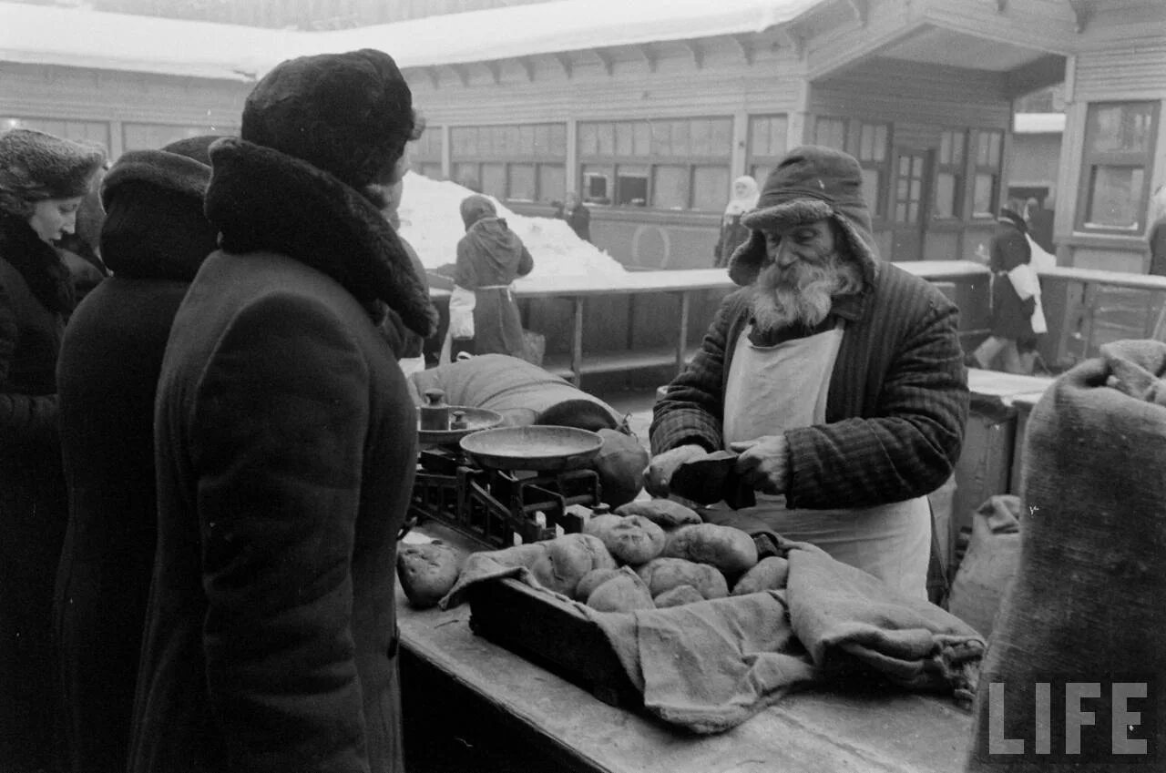 Колхозный рынок 1950-е. Жизнь в СССР. Советские люди. Повседневная жизнь советских людей.