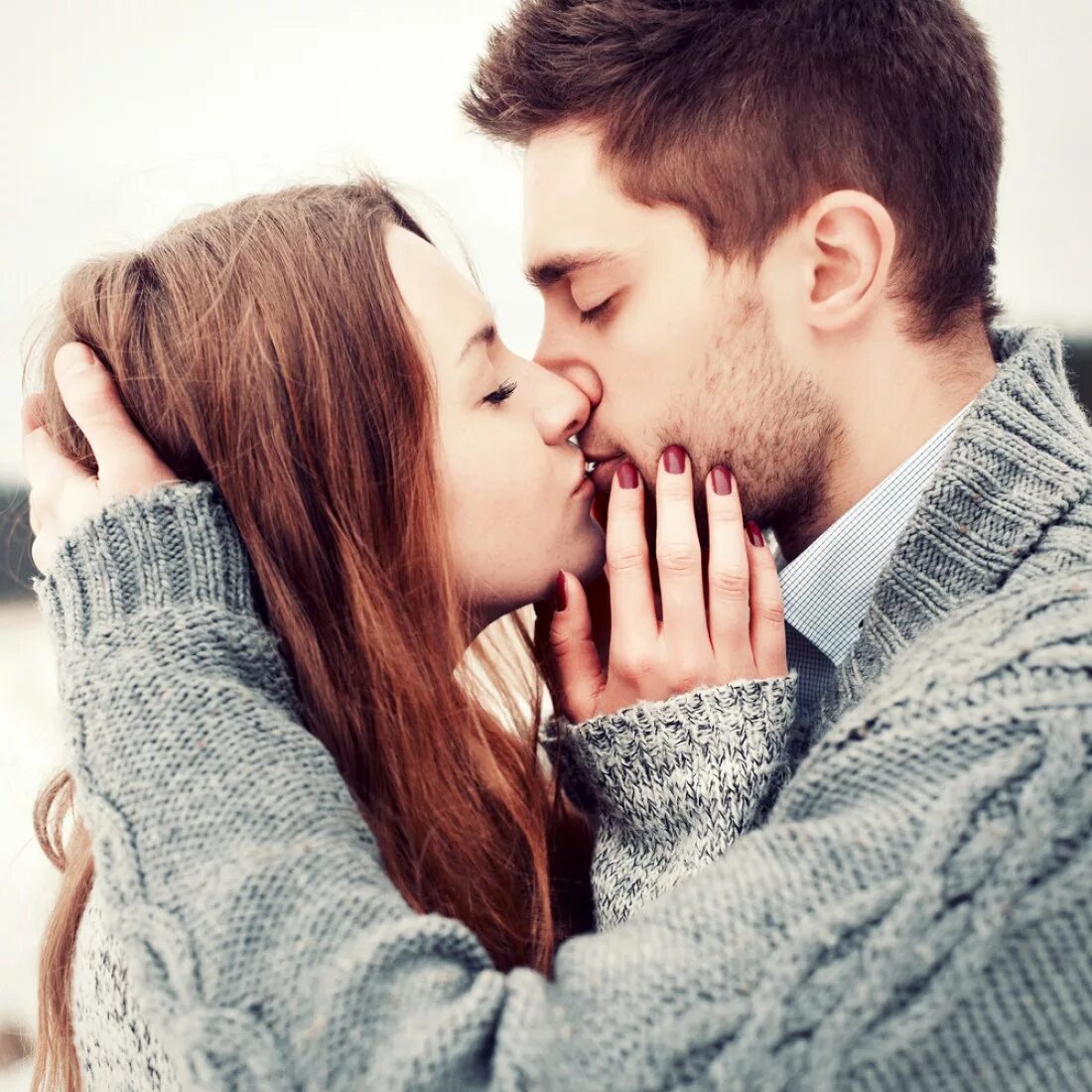 Поцеловать мужчину первой. Влюблённые пары красивые. Счастливые влюбленные. Обнимает девушку. Красивая пара.