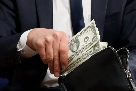 Мужчина украл у богача кошелек