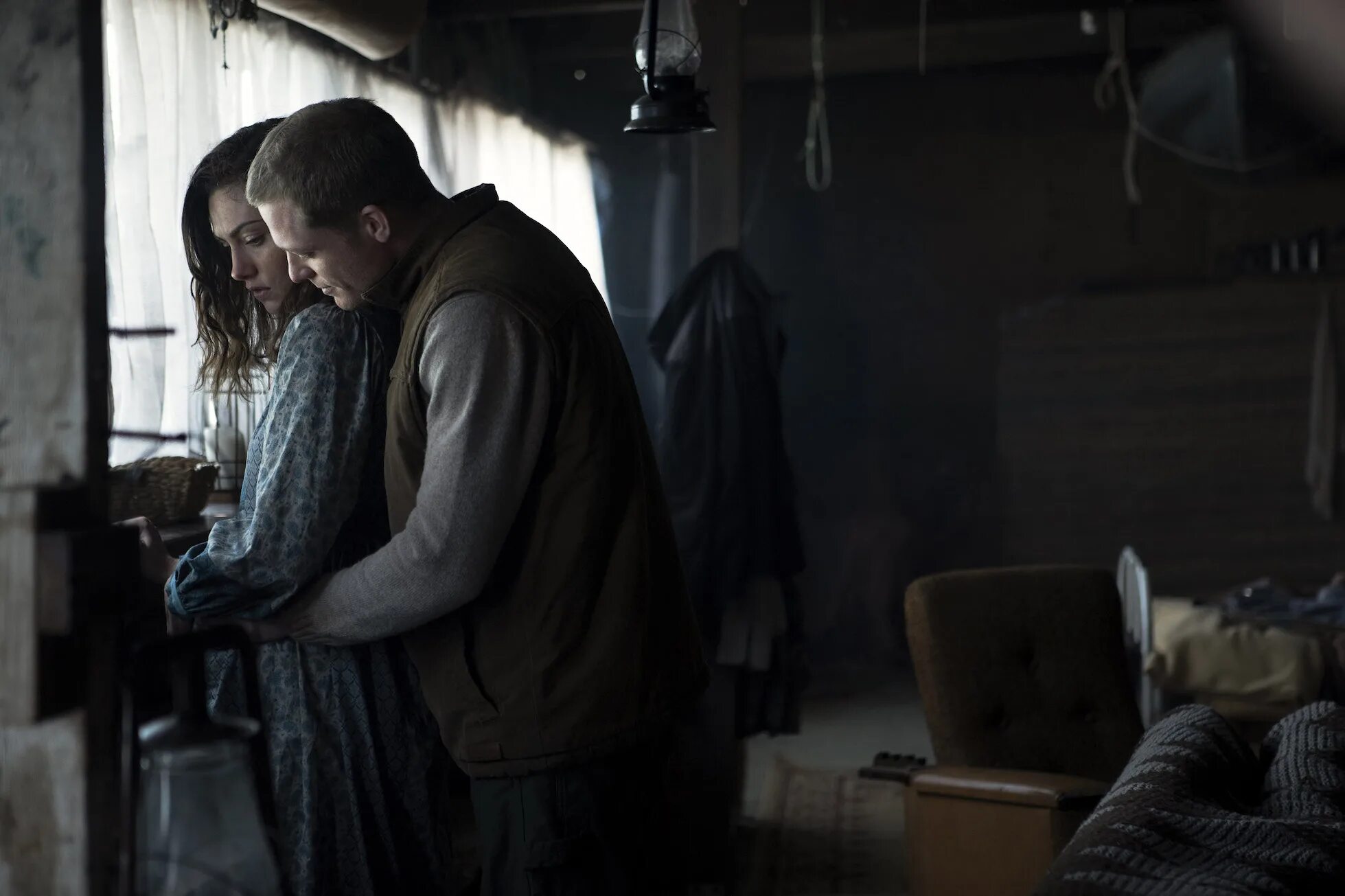 Цветение 2019 2025. Цветение сериал 2019. bloom 2019 сериал. фиби тонкин цветение сериал. phoebe tonkin bloom.