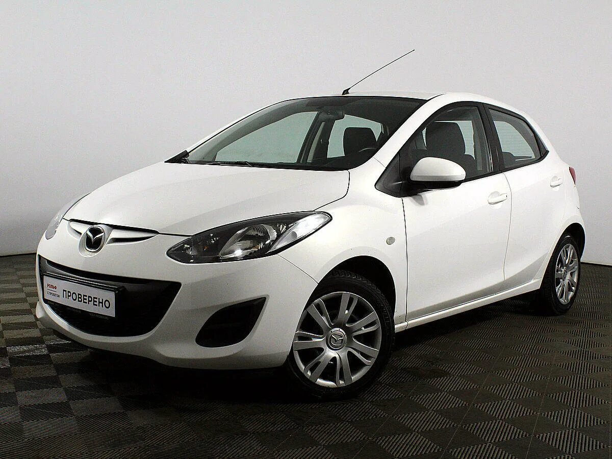 Mazda 2 Restyling. Mazda 2 белая. Мазда 2 белая хэтчбек. Mazda 2 i Рестайлинг.