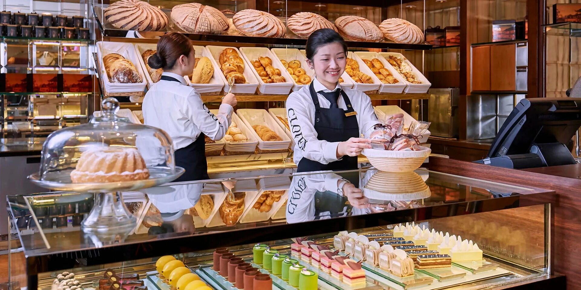 Пекарь магазин для кондитеров. Японская пекарня. Пекарня в Японии. Корейская пекарня. Выкладка кондитерских изделий.
