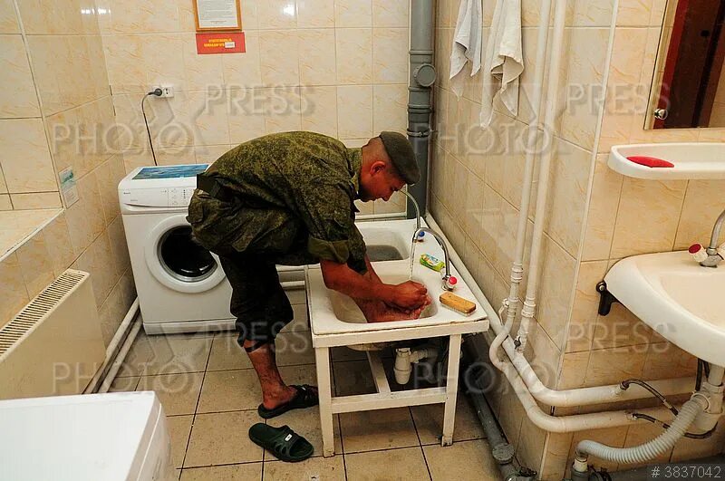 солдатская казарма. десантник рустам набиев. ноги в казарме. солдаты в казарме. дедовщина в русской армии.