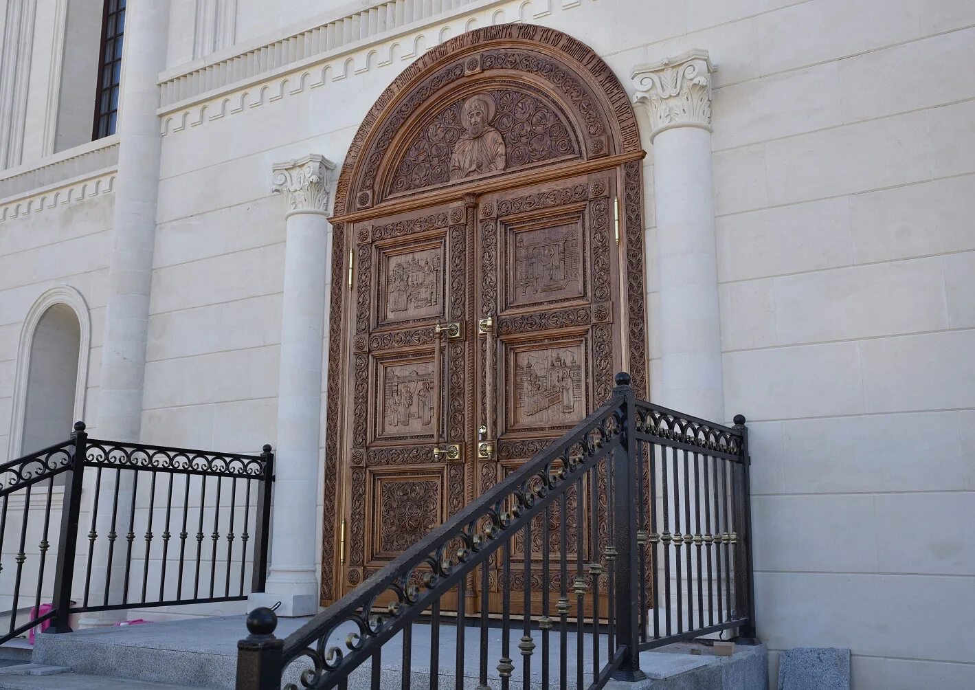 двери в храм. открытые двери церкви. софийский собор в новгороде. двери храма открыты. двери храма открыты.