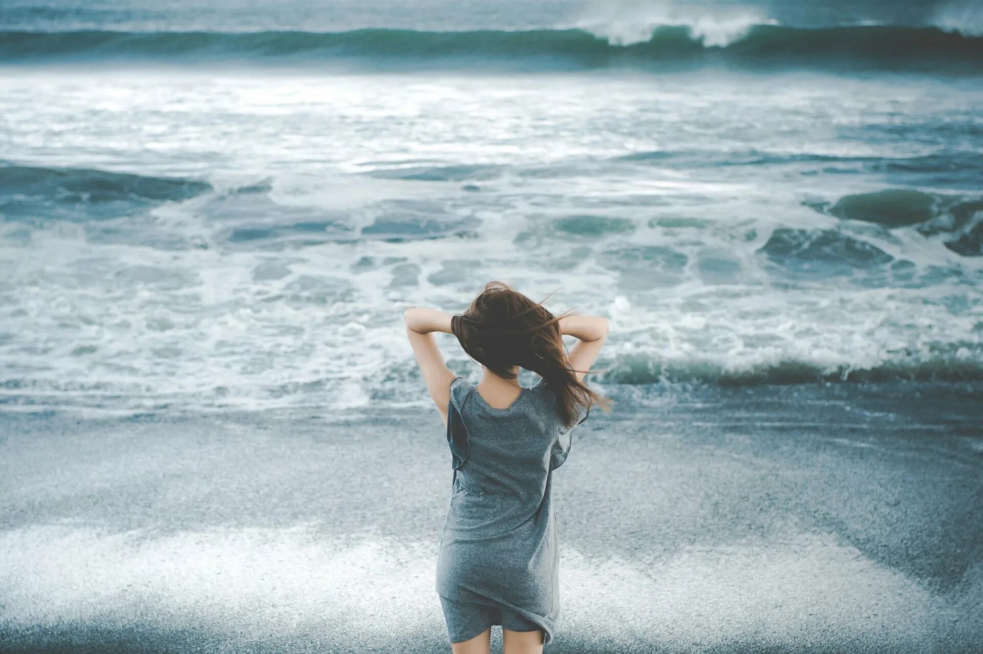 Грустью море не вычерпаешь. Девушка-море. Девушка на берегу моря. Девушка море ветер. Девушка и океан.