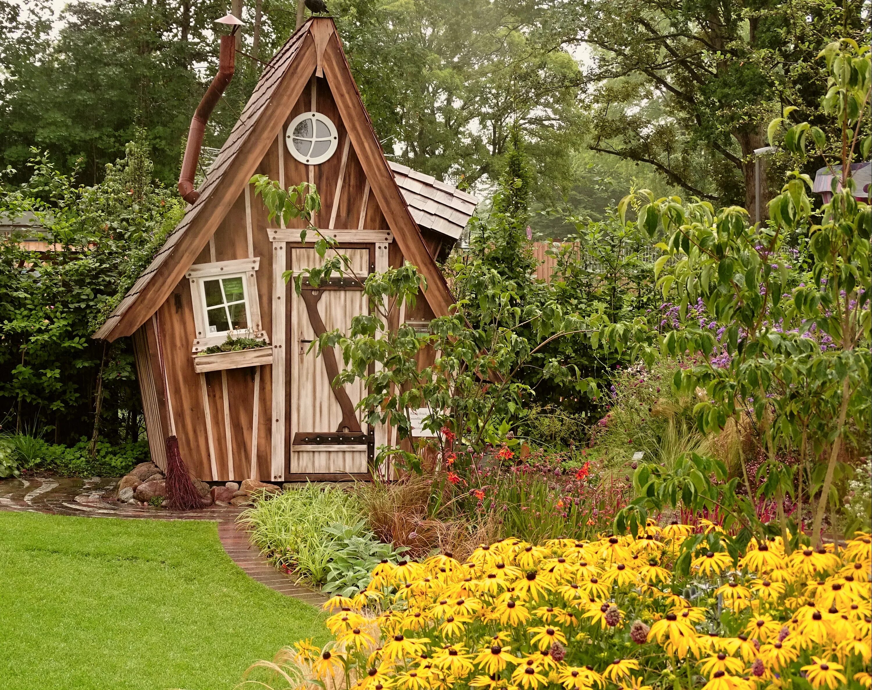 Ботаника участки. Садовый домик шед. Красивая дача. Сказочные домики для дачи. Маленький деревянный домик.
