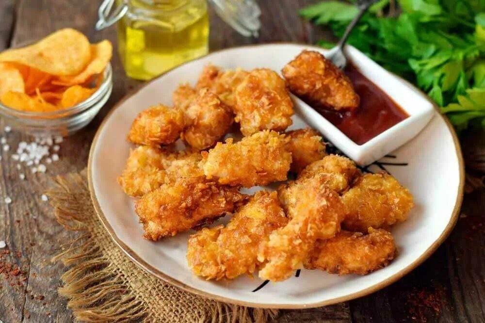 Домашний наггетсы рецепт куриные на сковороде. Наггетсы. наггетсы куриные. наггетсы и стрипсы. куриные наггетсы в панировке.