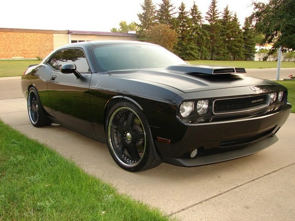 Dodge tuning. Dodge Challenger тюнингованный. Тюнинтованный Додж челенжер. Тюнинговые Додж Челленджер. Dodge Challenger 2005 Tuning.