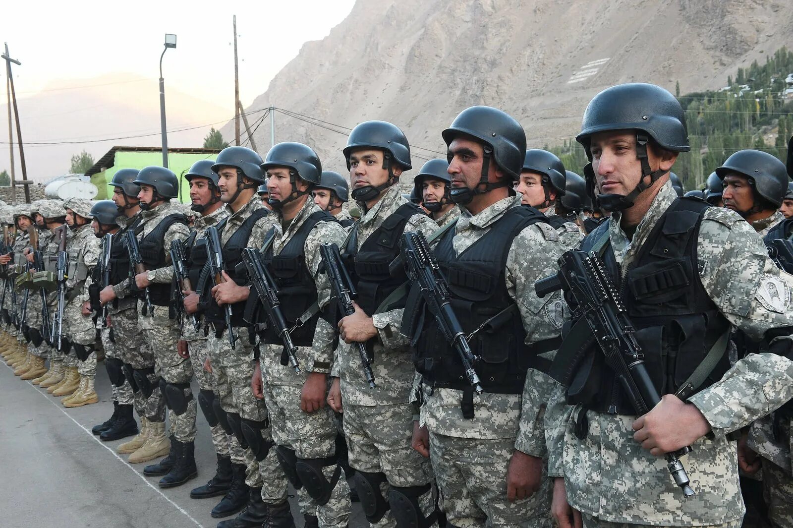 Что грозит таджикам. Армия Таджикистана 2022. Таджикская армия. Солдаты Таджикистана. Военнослужащие Таджикистана.