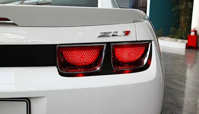 Световыми указателями поворота (рукой):. Жёлтые led поворотники в красных фонарях. Красные поворотники volkswagen. Машины с красными поворотниками. Поворотник автомобиля.