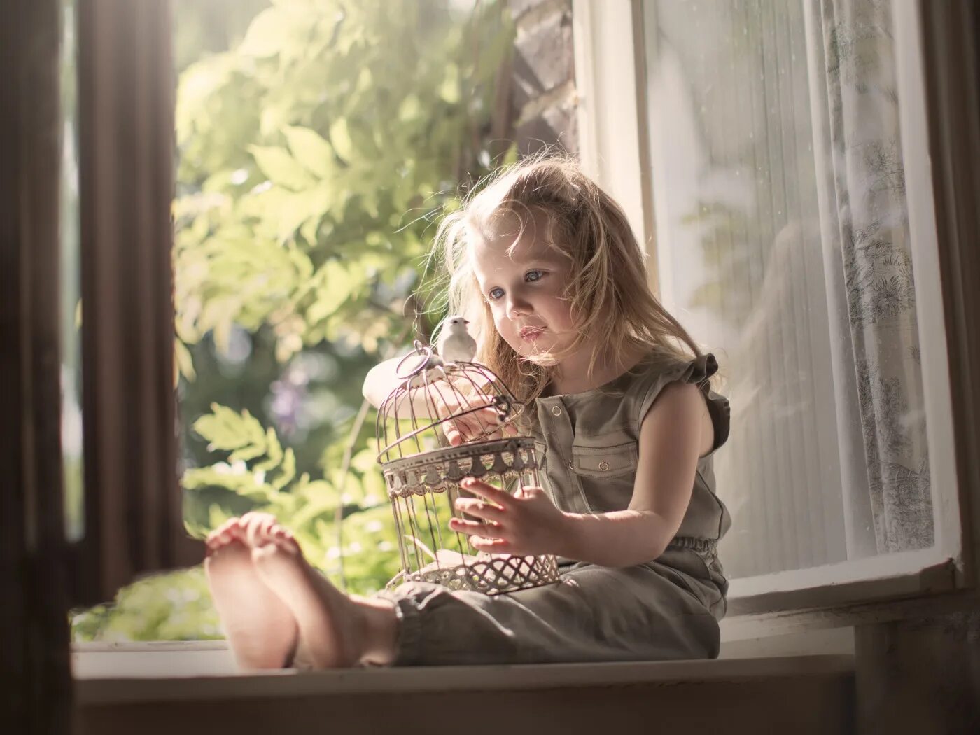 За окном девочка кто поет. Девочка у окна. Маленькая девочка у окна. Девочка на подоконнике. Маленькая девочка сидит у окна.
