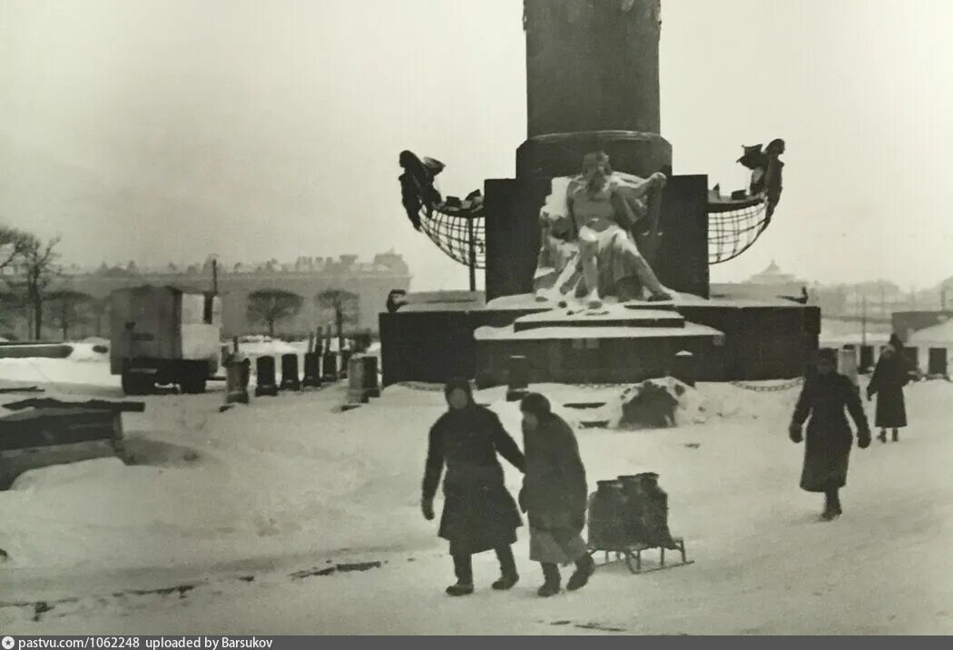 Зима 1943 года в блокадном ленинграде. Зима 1941-1942 в блокадном ленинграде. Блокадный ленинград фотохроника. Ленинград зима 1942. Ленинград зима 1942.