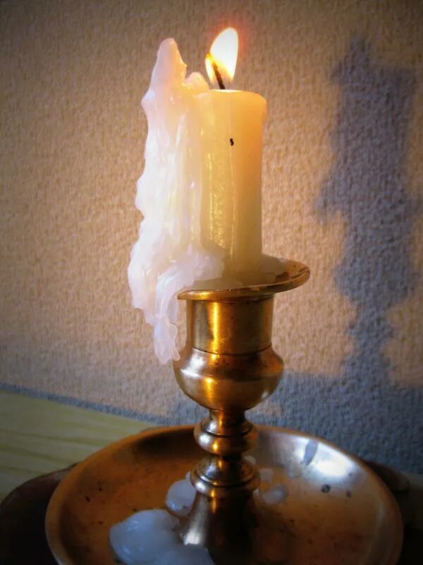 Воск горение. Древние свечи. Горение свечи. Горящая восковая свеча. Свеча старинная.
