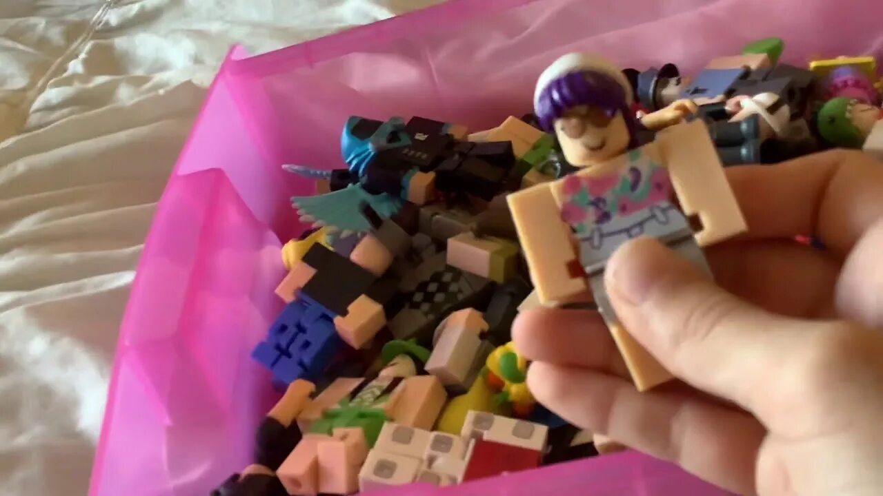 Лицо сапфир. Игрушка роблокс сапфир. сапфир лицо роблокс. roblox toys сапфир. sapphire gaze toy.